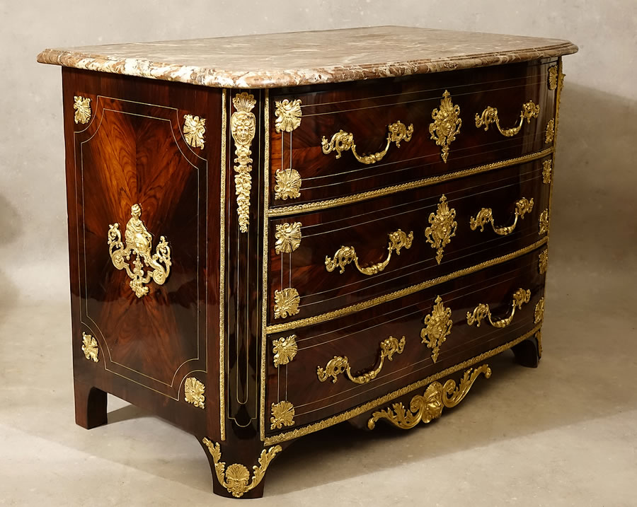 Commode Louis XIV en D garnie de bronzes toutes faces 